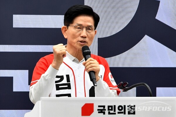 김문수 국민의힘 대선 후보가 12일 서울 영등포구 여의도 국민의힘 중앙당사에서 열린 중앙선거대책위원회 임명장 수여식에서 인사말을 하고 있다. 사진 / 오훈 기자