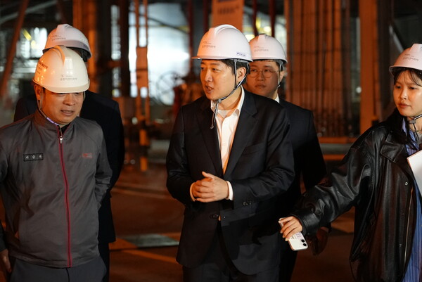 개혁신당 이준석 대선 후보가 제21대 대통령 선거 공식 선거운동 첫날인 12일 새벽 전남 여수시 여수국가산업단지 현장에서 대선 출정 선언을 하고 있다. 사진 / ⓒ개혁신당 선대위 제공