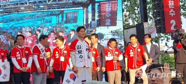 12일 국민의힘 김문수 대선 후보가 보수 진영의 핵심 지지기반인 대구 서문시장을 찾아 지지를 호소하고 있다.ⓒ김진성 기자
