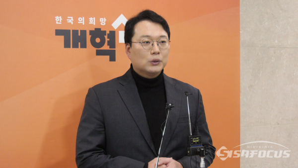 천하람 개혁신당 상임선거대책위원장이 지난 2월10일 서울 여의도 국회에서 열린 당 최고위원회의를 마치고 기자들과 만나 질의응답을 하고 있다. 사진 / 김경민 기자