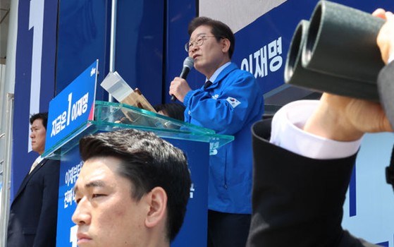 이재명 더불어민주당 대선 후보가 13일 경북 구미시 구미역 광장에서 열린 유세장에서 경호원들의 삼엄한 경호를 받으며 지지호소를 하고 있다. ⓒ뉴시스