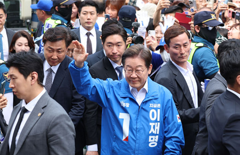 이재명 더불어민주당 대선 후보가 14일 경남 창원시 상남분수광장에서 열린 집중유세에서 삼엄한 경호를 받으면서 지지자들에게 인사를 하고 있다. ⓒ뉴시스