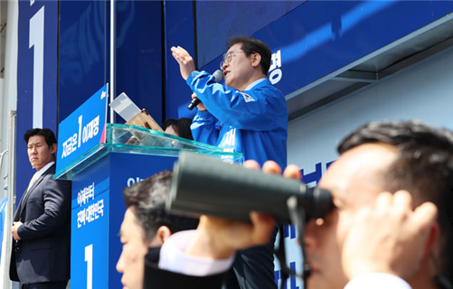 이재명 더불어민주당 대선 후보가 지난 13일 경북 구미시 구미역 광장에서 열린 유세에서 지지호소를 하고 있는 가운데 경호원들이 경호를 하고 있다. ⓒ뉴시스