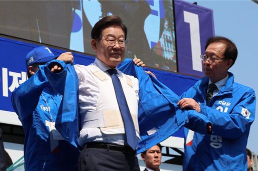 이재명 더불어민주당 대선후보가 제21대 대통령선거 공식 선거운동이 시작된 지난 12일 오전 서울 청계광장에서 열린 중앙선거대책위원회 출정식에서 선거운동복을 입고 있다. ⓒ뉴시스