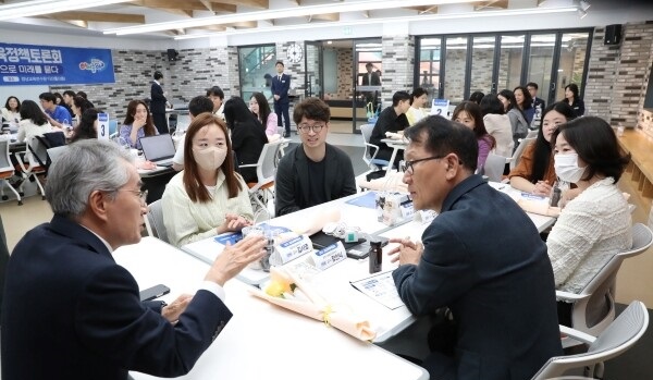 박종훈 교육감(좌)이 기간제 교사들과 간담회를 하는 모습. 사진/경남교육청