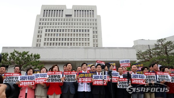 15일 김문수 대선 후보와 권성동·김용태 공동선거대책위원장, 소속 의원들이 구호를 외치고 있다.(1) [사진 / 오훈 기자]