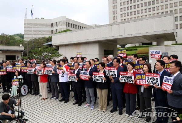 15일 김문수 대선 후보와 권성동·김용태 공동선거대책위원장, 소속 의원들이 구호를 외치고 있다.(2) [사진 / 오훈 기자]