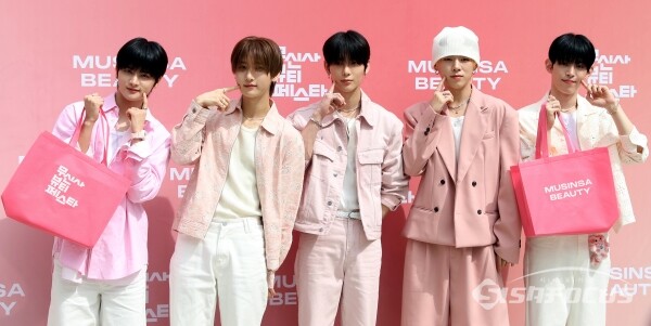 15일 그룹 나우어데이즈(윤, 연우, 시윤, 진혁, 현빈)가 포즈를 취하고 있다.(1) [사진 /오훈 기자]