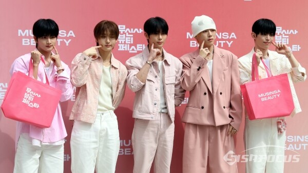 15일 그룹 나우어데이즈(윤, 연우, 시윤, 진혁, 현빈)가 포즈를 취하고 있다.(2) [사진 /오훈 기자]