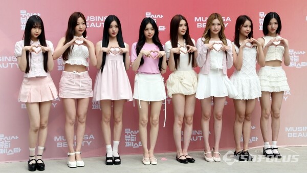 15일 걸그룹 하츠투하츠(예온, 스텔라, 유하, 이안, 에이나, 주은, 카르멘, 지우)가 포즈를 취하고 있다.(1) [사진 /오훈 기자]