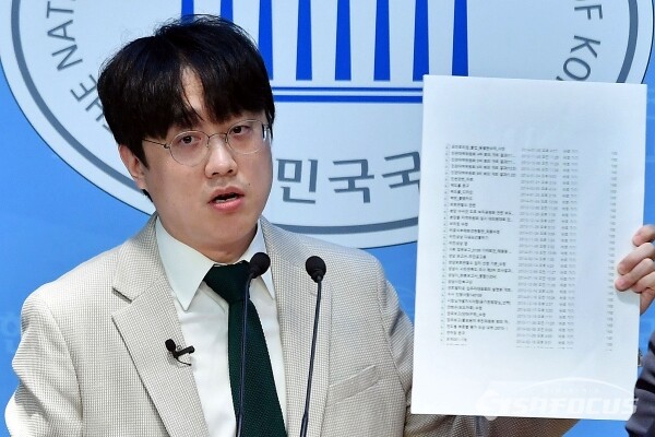 16일 백광현 씨가 기자회견을 하고 있다.(1)