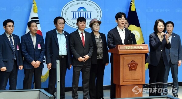 16일 박충권 의원과 탈북민단체 관계자들이 기자회견을 하고 있다.(1)