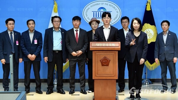 16일 박충권 의원과 탈북민단체 관계자들이 기자회견을 하고 있다.(2)