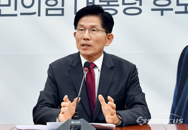 15일 김문수 국민의힘 대선 후보가 취재진의 질의에 답하고 있다.(1)