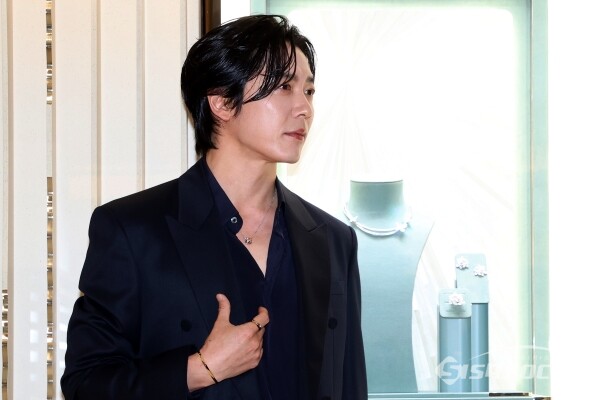 16일 배우 김재욱이 포즈를 취하고 있다.(1) [사진 / 오훈 기자]