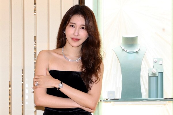 16일 배우 이지아가 포즈를 취하고 있다.(1) [사진 / 오훈 기자]