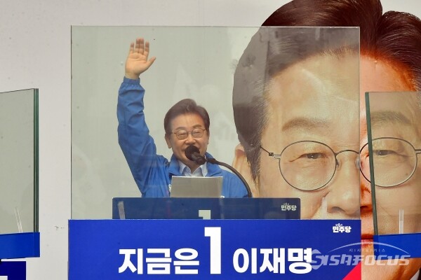 이재명 더불어민주당 대선 후보가 지난 20일 경기도 의정부시 태조이성계상 앞에서 열린 집중유세에서 시민들에게 지지를 호소하고 있다. 사진 / 오훈 기자