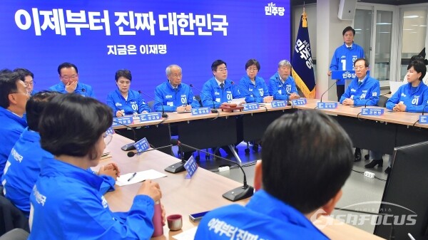 박찬대 더불어민주당 상임총괄선대위원장이 지난 9일 서울 여의도 민주당사 회의실에서 열린 중앙선거대책위원회의에서 발언을 하고 있다. 사진 / 오훈 기자