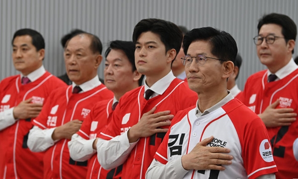 김문수 국민의힘 대선 후보와 김용태 비상대책위원장이 지난 12일 오전 서울 영등포구 여의도 국민의힘 중앙당사에서 열린 중앙선대위 회의에서 국민의례를 하고 있다. ⓒ뉴시스