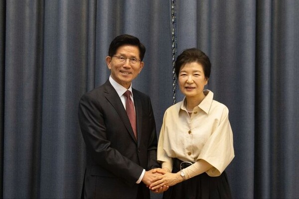 김문수 국민의힘 대선 후보가 24일 대구 달서구에 있는 박근혜 전 대통령의 사저에서 박 전 대통령을 예방했다. ⓒ국민의힘