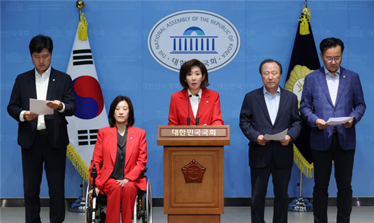 국민의힘 나경원, 유상범, 우재준, 최보윤 의원이 25일 서울 여의도 국회 소통관에서 현안 기자회견을 하고 있다. Ⓒ뉴시스