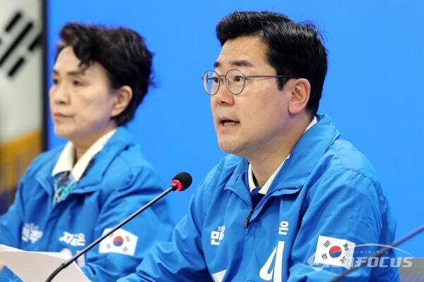 박찬대 더불어민주당 상임총괄선대위원장이 지난 16일 서울 여의도 민주당사에서 열린 선대위 회의에서 발언을 하고 있다. 사진 / 오훈 기자