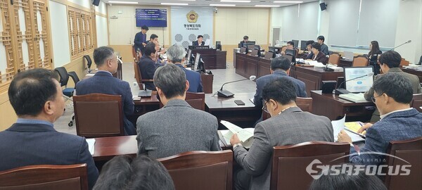 경북도의회 기획경제위원회가 예산안을 심사하고 있다.사진/김영삼 기자 