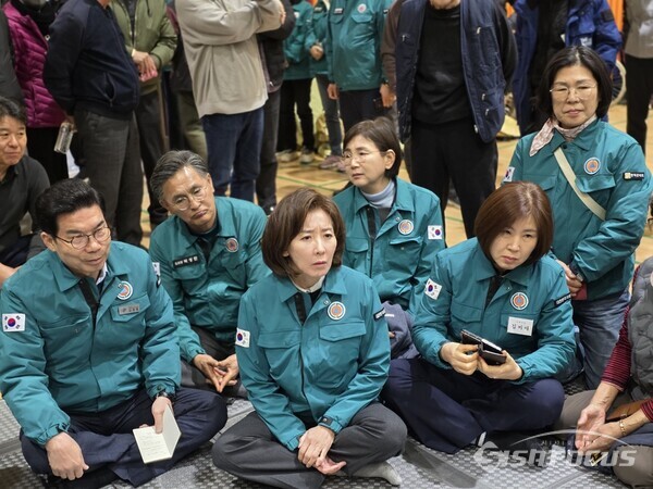지난 3월 29일 (앞줄 왼쪽부터)김광열 영덕군수, 나경원 의원, 김미애 의원, (두번째줄 왼쪽부터)박성만경북도의회 의장, 이선희 기획경제위원장, 김은희 영덕군의원이 영덕군 국민체육센터에서 이재민들의 애로사항을 경청하고 있다.사진/김영삼 기자