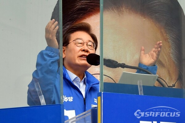 이재명 더불어민주당 대선 후보가 지난 20일 경기도 의정부시 태조이성계상 앞에서 열린 집중유세에서 시민들에게 지지를 호소하고 있다. 사진 / 오훈 기자