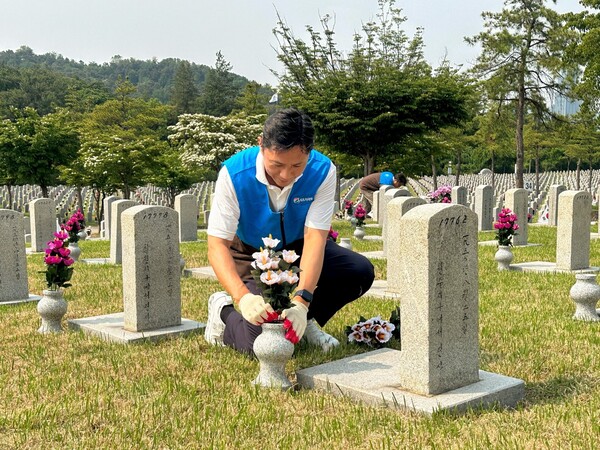 허서홍 GS리테일 대표이사가 국립서울현충원 제39묘역에 헌화 및 묘비 닦기 봉사활동을 실천하고 있다. ⓒGS리테일