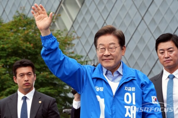 이재명 더불어민주당 대선 후보가 지난 2일 서울 강북구 북서울 꿈의숲 서문광장에서 열린 강북구·성북구·도봉구·노원구 집중유세에서 시민들에게 지지를 호소하고 있다. 사진 / 오훈 기자