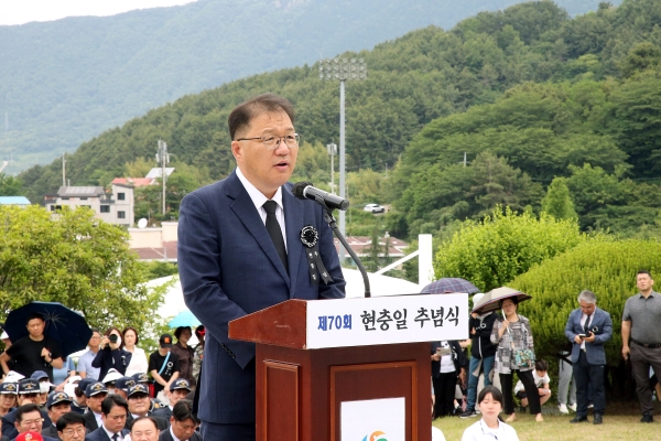 진해충혼탑에서 추념사를 하고 있는 장금용 창원특례시장 권한대행 모습. 사진/창원특례시