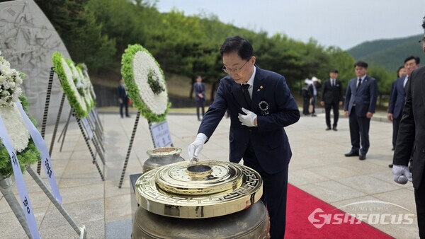6일 임종식 경북교육감이 국립영천호국원에서 순국선열과 호국영령들에게 분향을 하고 있다.ⓒ김영삼 기자