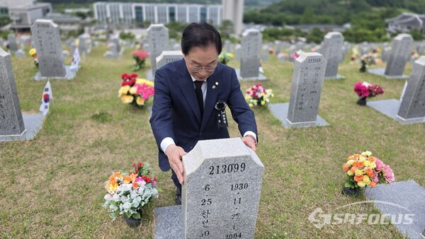 6일 임종식 경북교육감이 국립영천호국원에서 작은아버지의 묘역을 살펴보고 있다.ⓒ김영삼 기자
