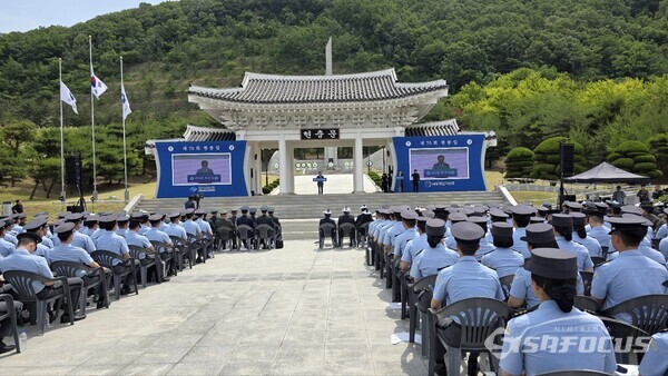 6일 경북도가 국립영천호국원에서 ‘제70회 현충일 추념식’을 엄숙히 거행하고 있다.ⓒ김영삼 기자