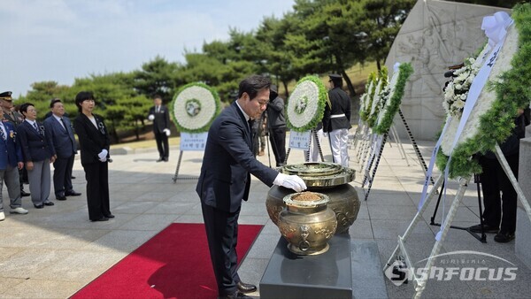  6일 김학홍 경북도 행정부지사가 국립영천호국원에서 순국선열과 호국영령들에게 분향을 하고 있다.ⓒ김영삼 기자