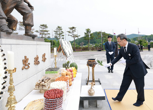 6일 오도창 영양군수가 제70회 현충일 추념식에서 헌화하고 있다.ⓒ영양군