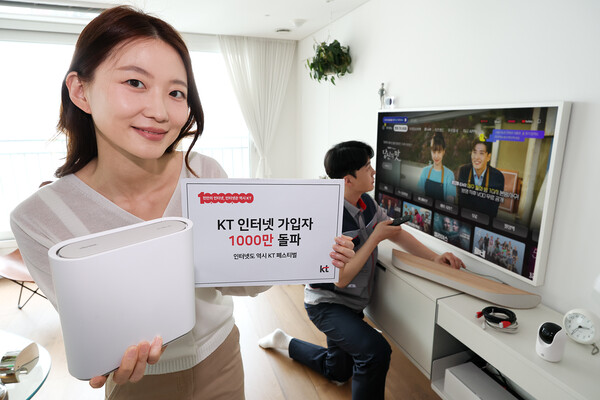 KT 초고속 인터넷 설치 기사와 고객이 ‘인터넷도 역시 KT 페스티벌’을 홍보하고 있다. ⓒKT