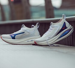 미즈노가 러닝화 네오 비스타2를 선보였다. ⓒ미즈노