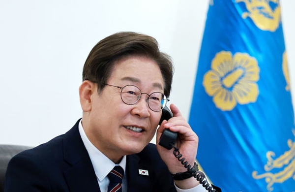 이재명 대통령이 9일 서울 용산구 대통령실 청사 집무실에서 이시바 시게루 일본 총리와 전화 통화를 위해 수화기를 들고 있다. ⓒ뉴시스