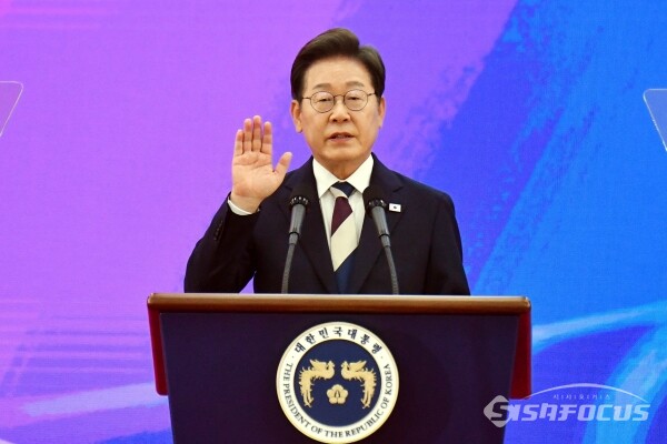 이재명 대통령이 지난 4일 오전 서울 여의도 국회 본청 로텐더홀에서 열린 제21대 대통령 취임 선서 행사에서 선서하고 있다. 사진 / 오훈 기자
