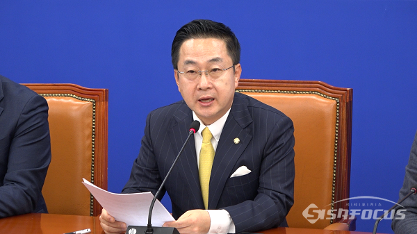 더불어민주당 박성준 원내수석부대표가 과거 서울 여의도 국회에서 열린 민주당 정책조정회의에서 발언하고 있다. 사진 / 김경민 기자