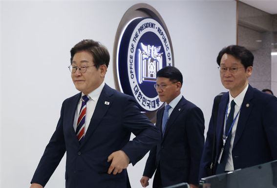 이재명 대통령이 11일 서울 용산 대통령실 기자식당에서 식사를 마치고 나오는 모습. ⓒ뉴시스