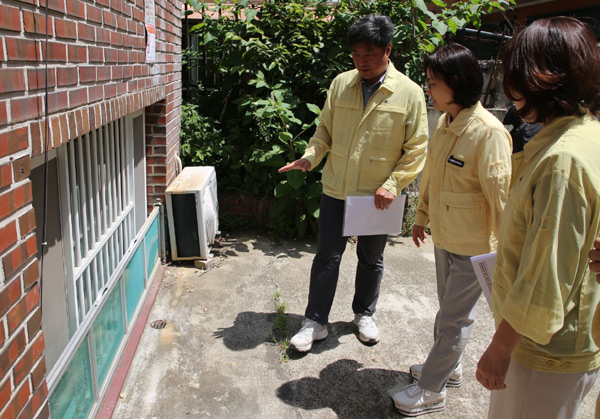 한국토지주택공사 관계자들이 서울 관악구 신림동의 한 매입임대주택 반지하 세대를 방문해 침수방지 시설 등을 점검하고 있다 ⓒ한국토지주택공사