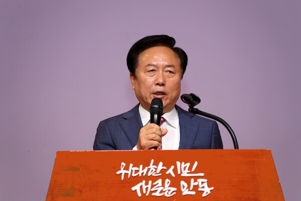 12일 권기창 시장이 정례조회에서 산불 위기 속에서 시민의 안전을 위해 목숨을 걸고 싸운 공직자들에게 감사와 미안함을 전하고 있다.ⓒ안동시