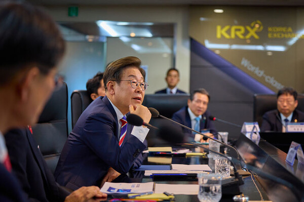 이재명 대통령이 지난 11일 서울 영등포구 한국거래소 통합관제센터를 방문해 증시시황 및 시장감시 체계 브리핑을 듣고 있다. ⓒ이재명 대통령 SNS