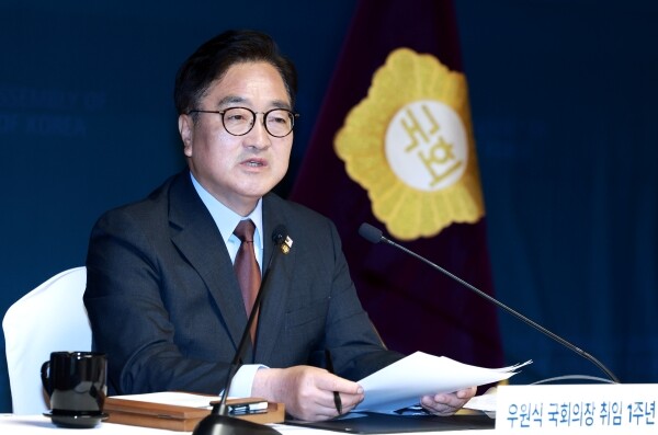 우원식 국회의장이 11일 서울 여의도 국회 사랑재에서 열린 취임 1주년 기자간담회에서 취재진의 질의에 답하고 있다. 사진 / 오훈 기자