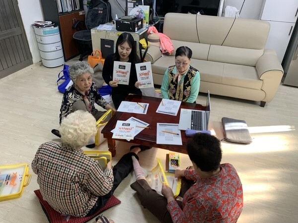 동대문구치매안심센터 직원이 어르신에게 '가치해요' 프로그램을 소개하는 모습. 사진 / 동대문구청