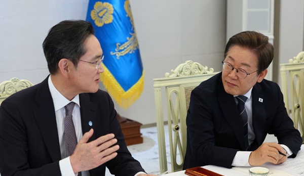 이재명 대통령이 13일 서울 용산 대통령실에서 열린 6경제단체와 기업인 간담회에서 이재용 삼성전자 회장의 발언을 경청하고 있다. ⓒ뉴시스