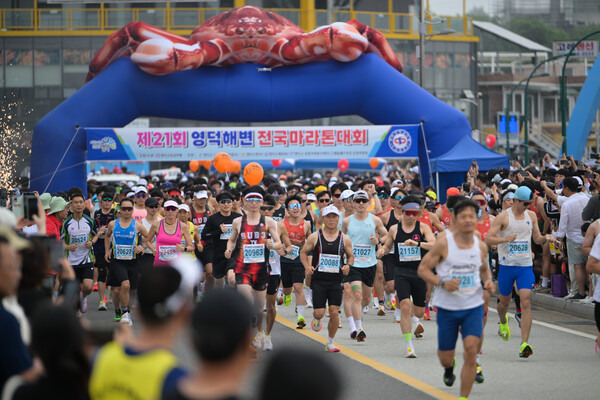 15일 ‘제21회 영덕해변 전국 마라톤 대회’가 4000여 명의 선수가 참가한 가운데 성황리에 개최됐다.ⓒ영덕군